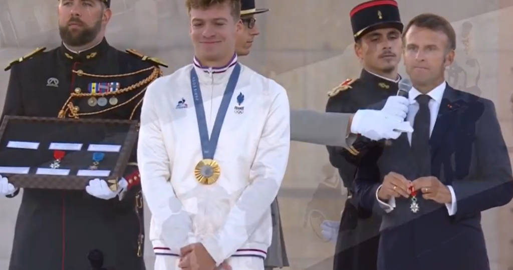 Léon Marchand Recevant la Légion d’Honneur : Un Moment Inoubliable lors de la Parade des JO