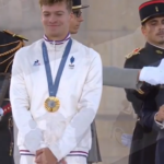 Léon Marchand Recevant la Légion d’Honneur : Un Moment Inoubliable lors de la Parade des JO