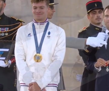 Léon Marchand Recevant la Légion d’Honneur : Un Moment Inoubliable lors de la Parade des JO